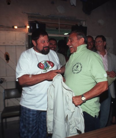 Jean Claude Egene qui rement un polo MSLC à Albert Falco